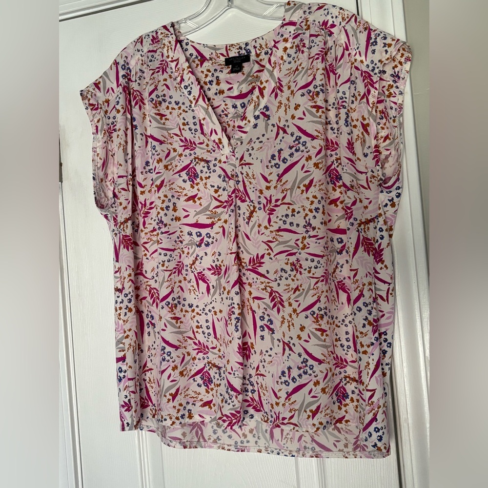 Loft PL white blouse with purple designs 23” armpit to armpit. 15”length.